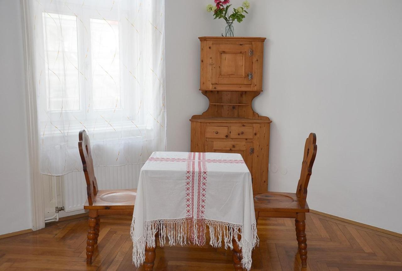 Apartament 1090 *